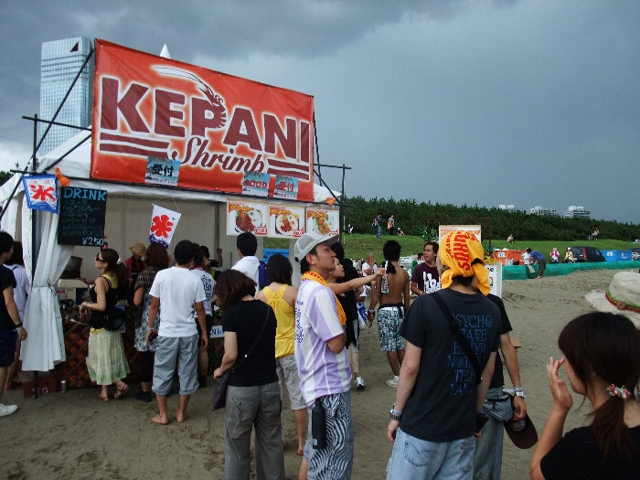 ビーチステージの外にある店。