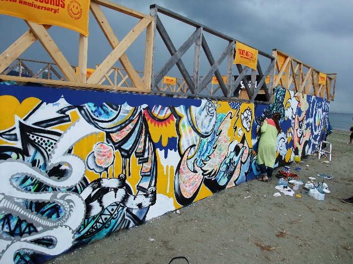 壁に絵を描く人。