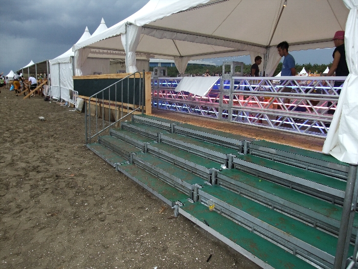 砂浜側からも注文できるビーチステージの店。