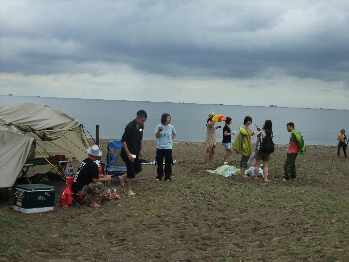 テントを張っている人。