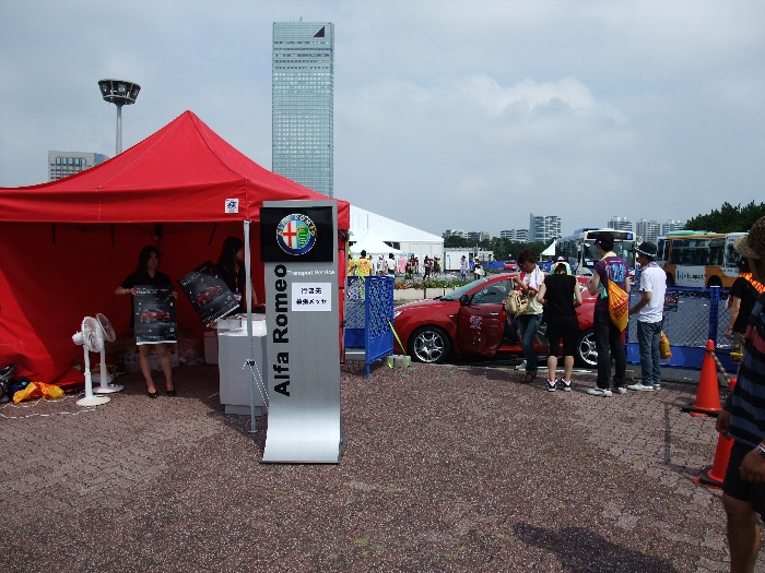 幕張メッセとマリンステージの間を巡回するアルファロメオの車。