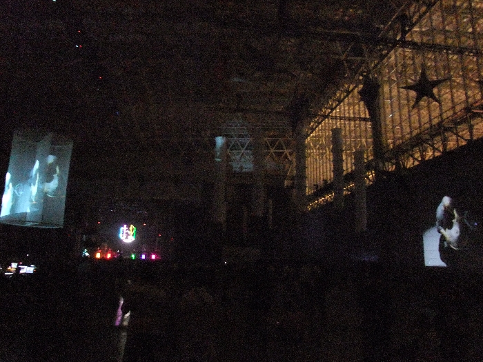 ステージの壁や、上から吊されたオブジェにも映像が映ります。