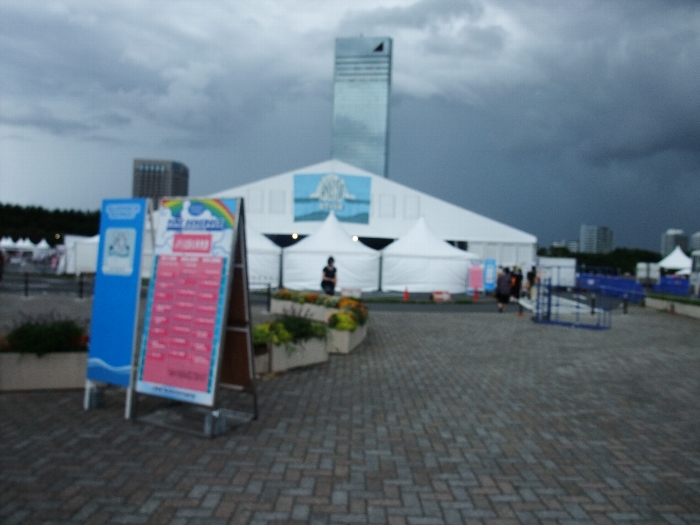 ピンぼけですがアイランドステージ。大雨直前です。