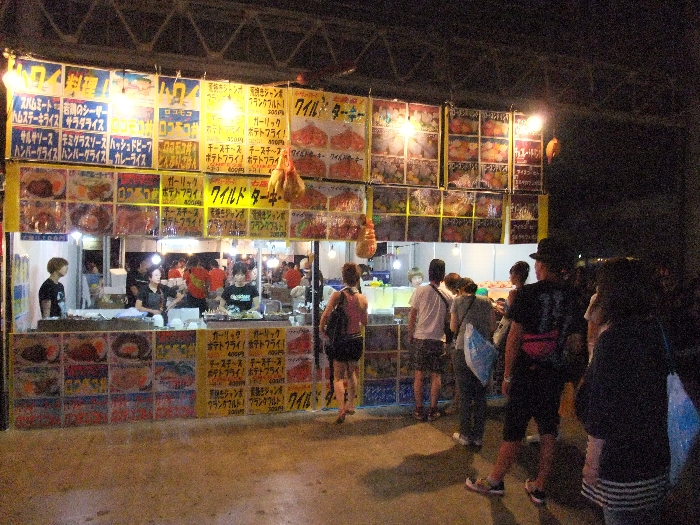 メニューを張りまくった店。