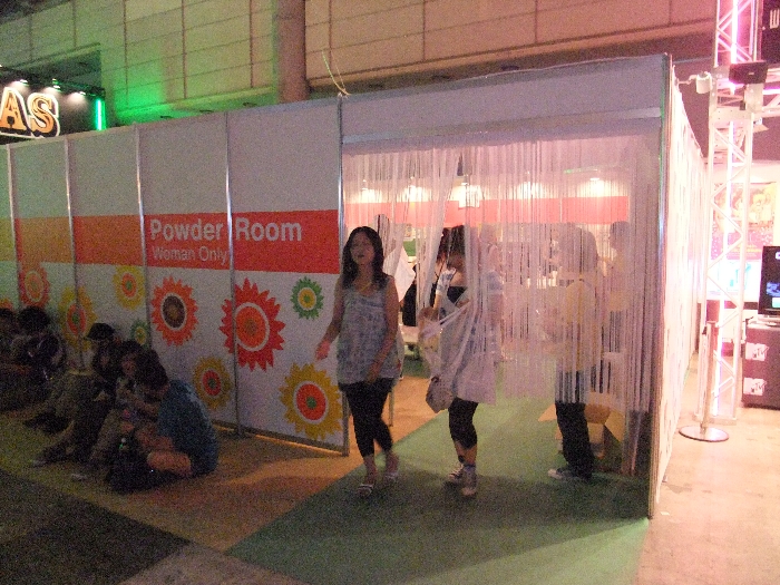 女性専用の化粧室。