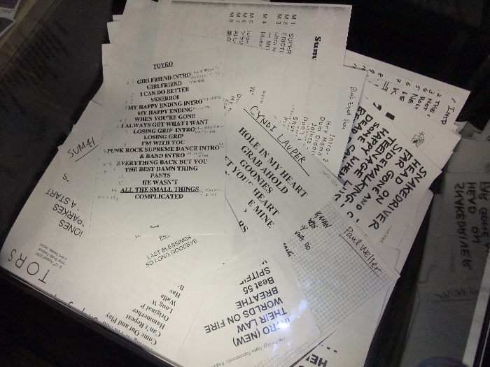 一番上にあるのはアヴリル・ラヴィーンの進行表。演出をきちんと書いてあります。