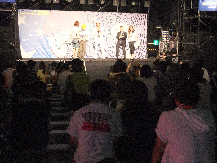 イベントステージ。AV男優の加藤鷹が出ています。