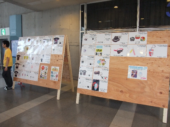 公式グッズを紹介するパネル。