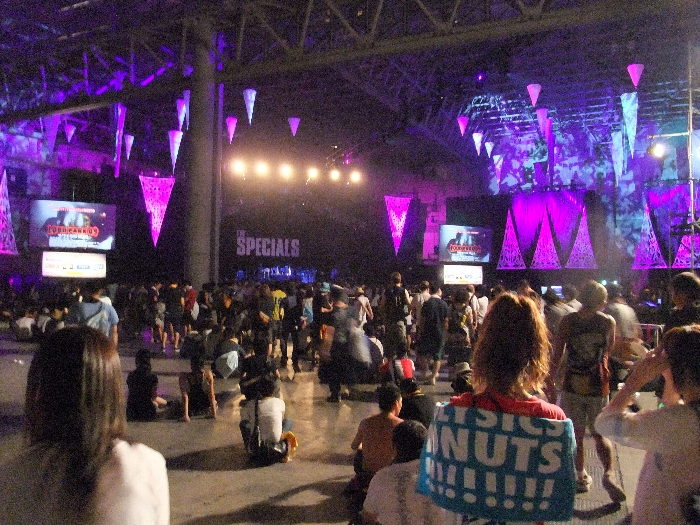 スペシャルズの公演中。