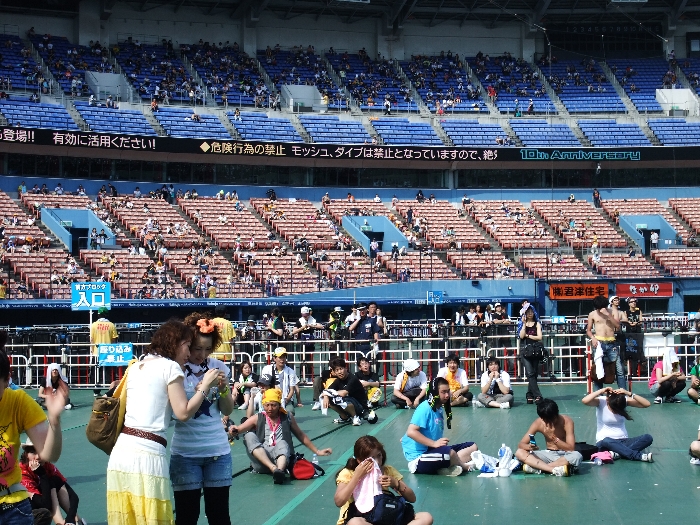 公演の合間のアリーナ後方。昼間はスタンド席も人が少ない。電光掲示もサマーソニック用になっています。