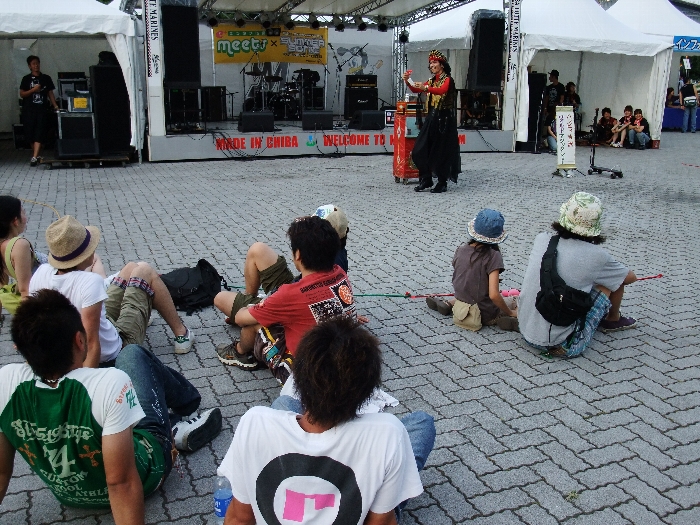 手品を披露する大道芸人。