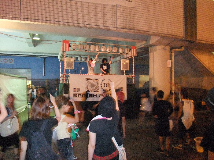 DJプレイをする人。