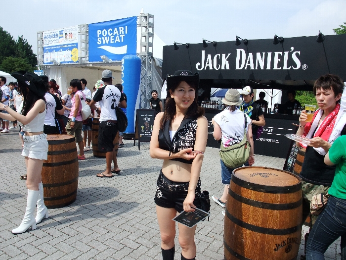 呼び込みの女性がいるジャック・ダニエルズの店。