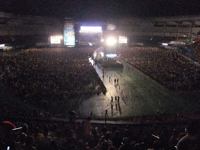 マリンステージのスタンド席から。午後7時15分ごろ。
