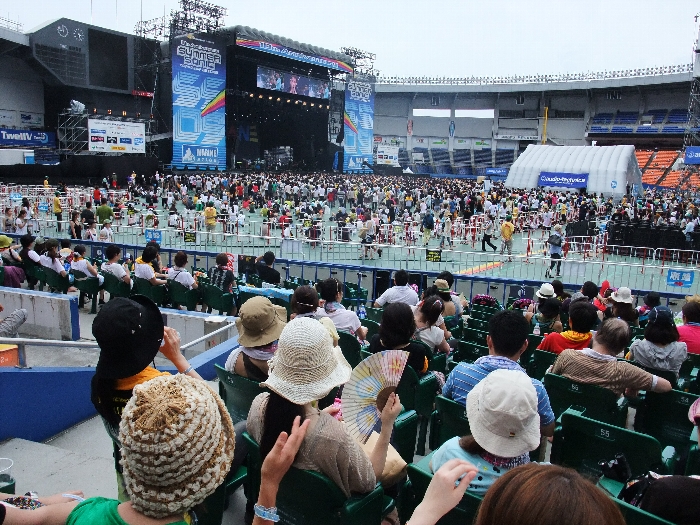 アリーナ席と変わらない高さからステージを見られる席。昼間は比較的空いています。