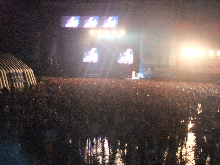 ビヨンセが公演中。ステージの端にいます。