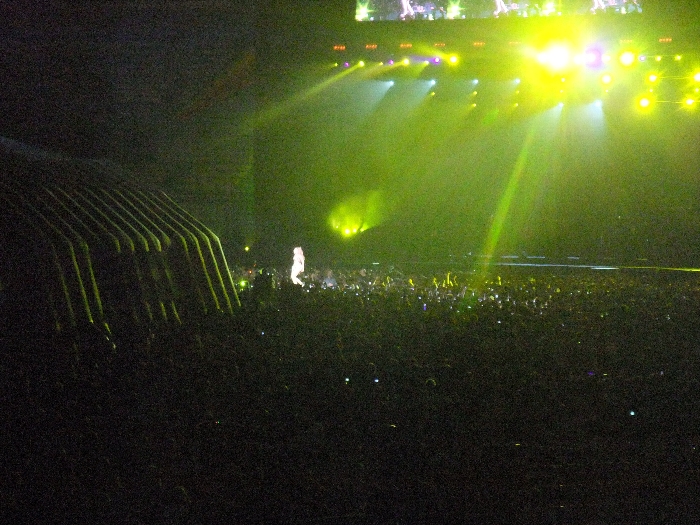 アリーナの左右の間に設けられた通路で歌うビヨンセ。