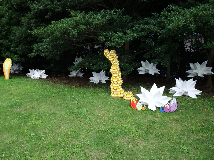 芝の上のオブジェ。