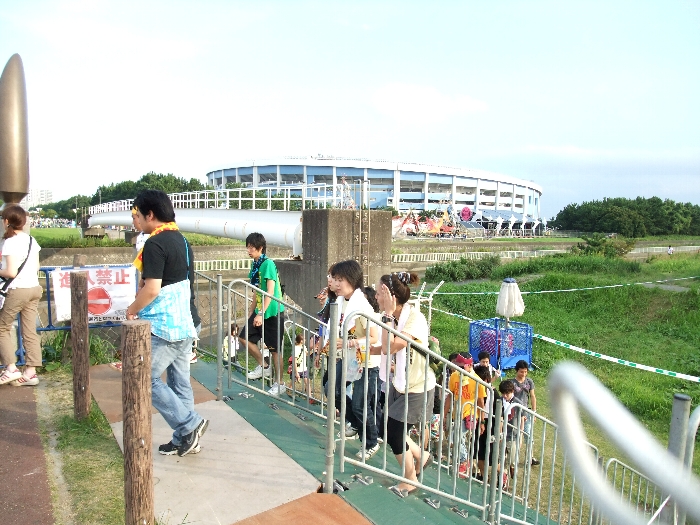 隧道をくぐって階段を登ったところ。