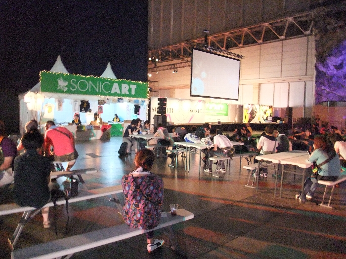 ステージ上でイベントがないときは公演中の他のステージを映すスクリーン。