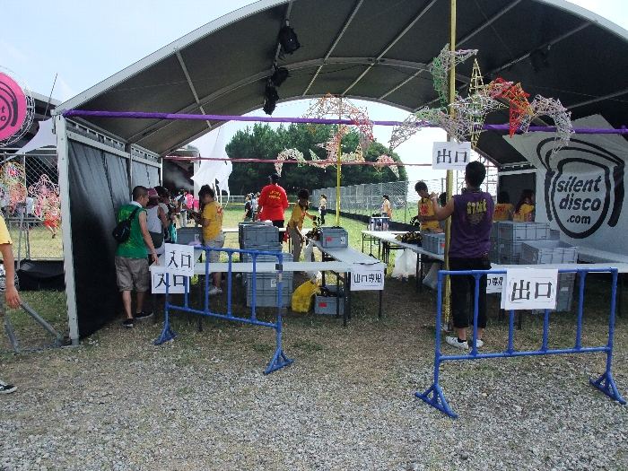 ここでヘッドフォンを渡されます。