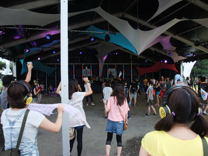 2人のDJが別々にDJプレイをしていて、客はどちらかをヘッドフォンで聴きます。