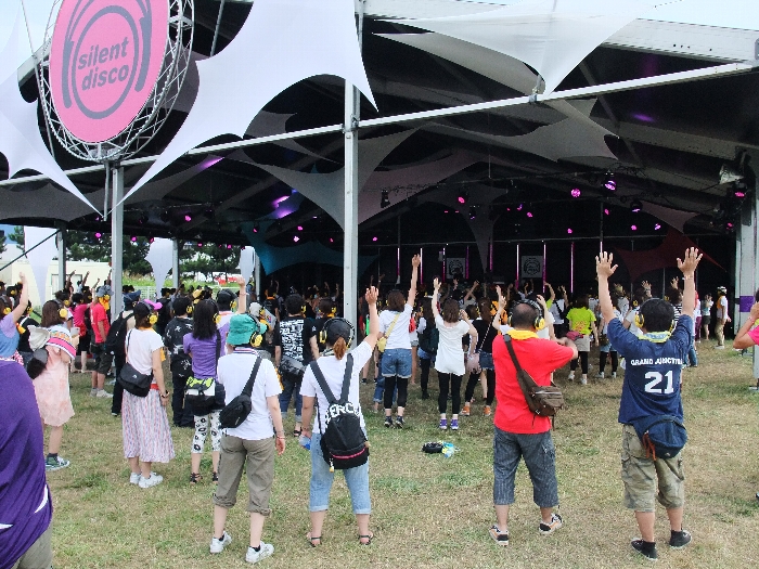 全員ヘッドフォンなので、外に音は出ていません。聞いている人だけ盛り上がります。