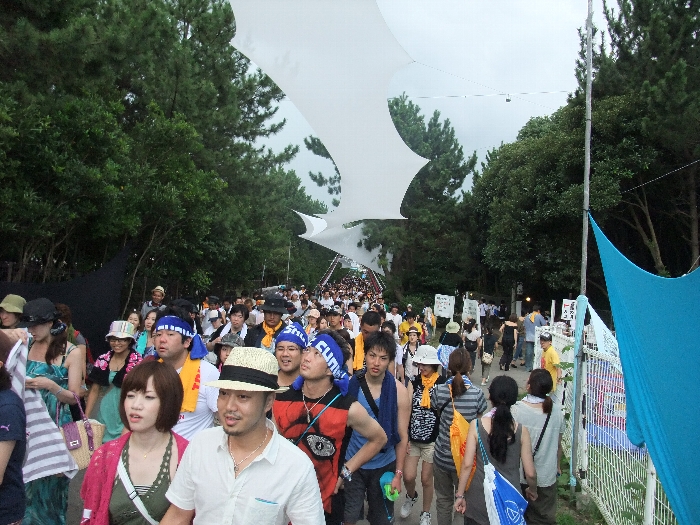 向こう側に歩いていきます。