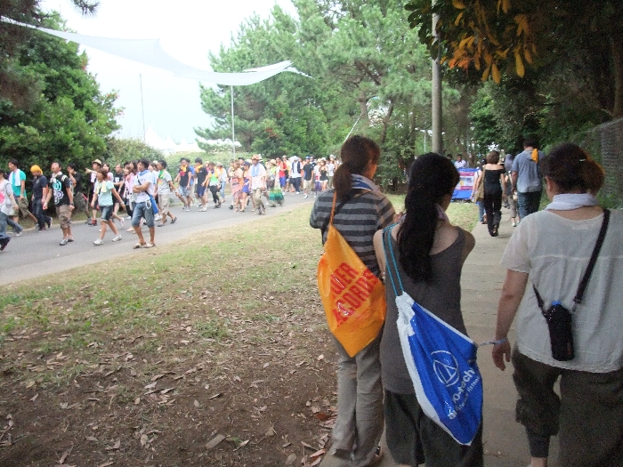 自然に右側通行になっています。