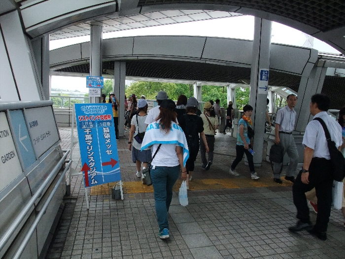 リストバンド交換所は2カ所ありますが、通し券は千葉マリンスタジアム側のみ交換できます。