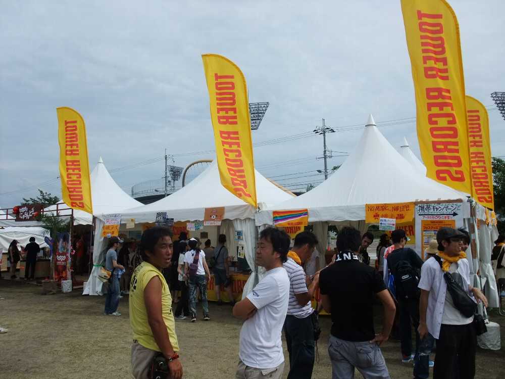 オアシスエリアは物販店や飲食店が集まった場所。