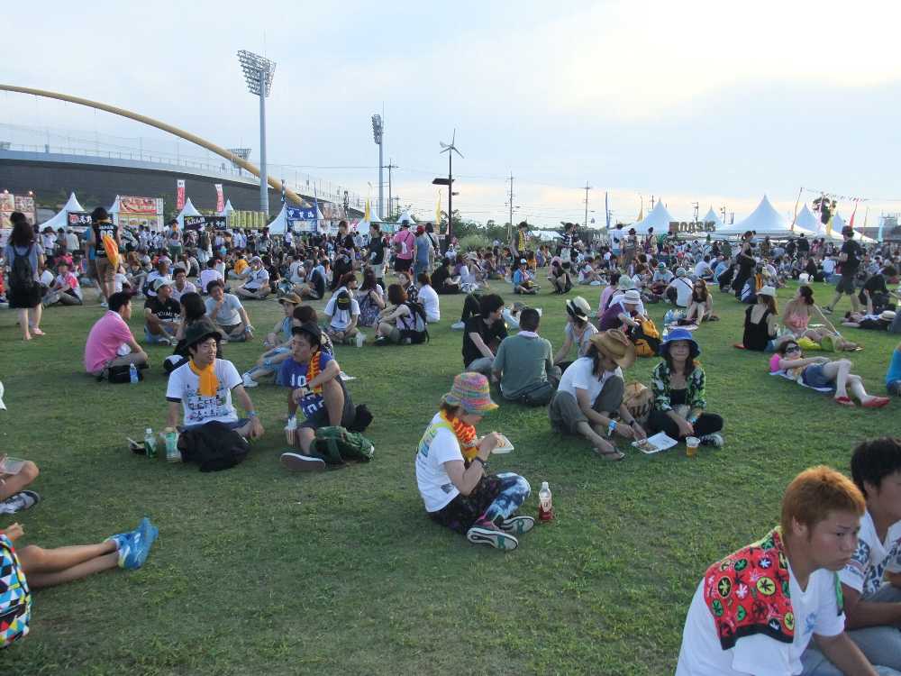 芝生上で休む人たち。