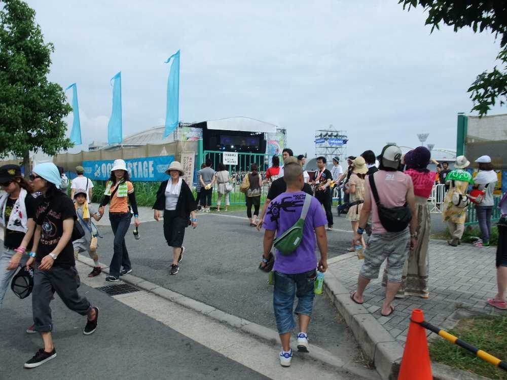 オーシャンステージは舞洲会場のメーンステージです。ステージ後方に入り口が2カ所あります。これは道路側。