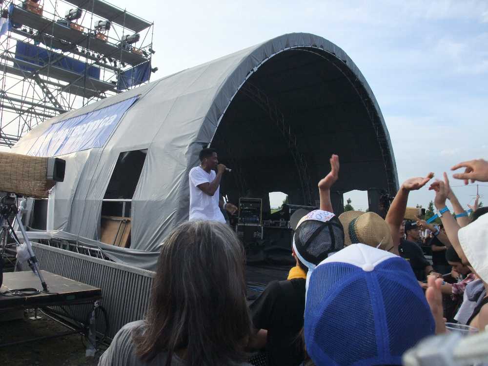 歌っているのはア・トライブ・コールド・クエストのメンバー。