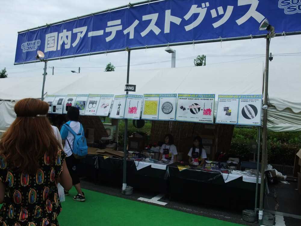 国内アーティストのTシャツ等。