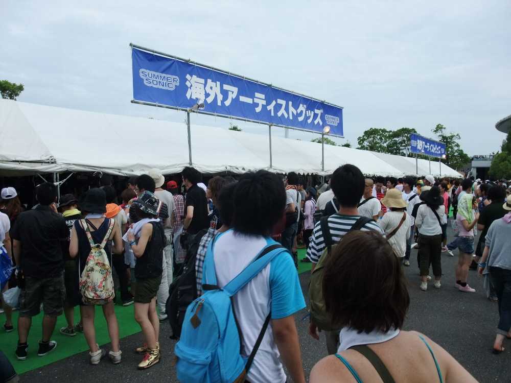 海外アーティストのTシャツ等。