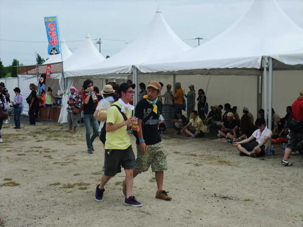 後方は屋根付きテント。