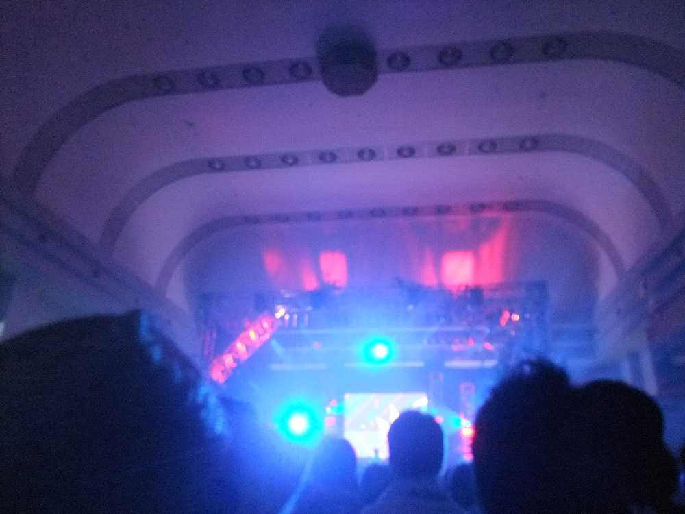 DJプレイが前提の狭いステージ。