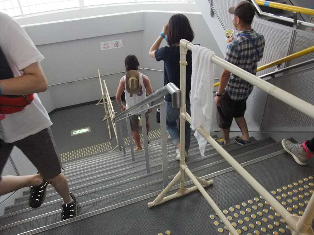 大量の人をさばく幅ではない。