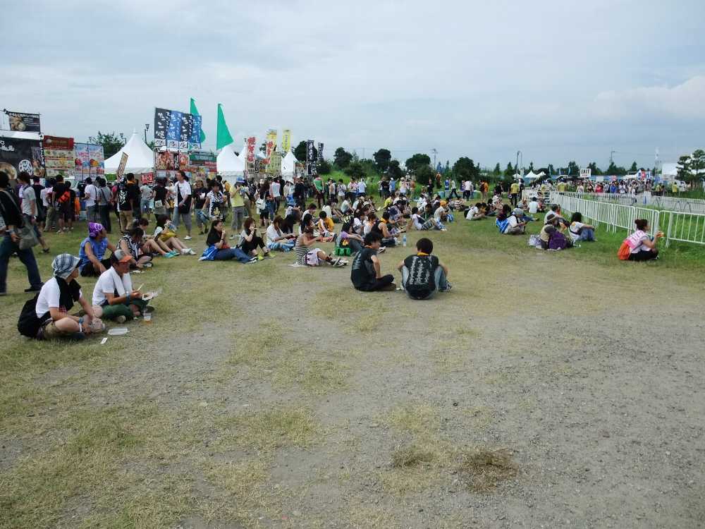 後方は通路を挟んで飲食店があります。