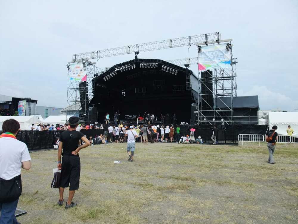 野外では小型のパークステージ。