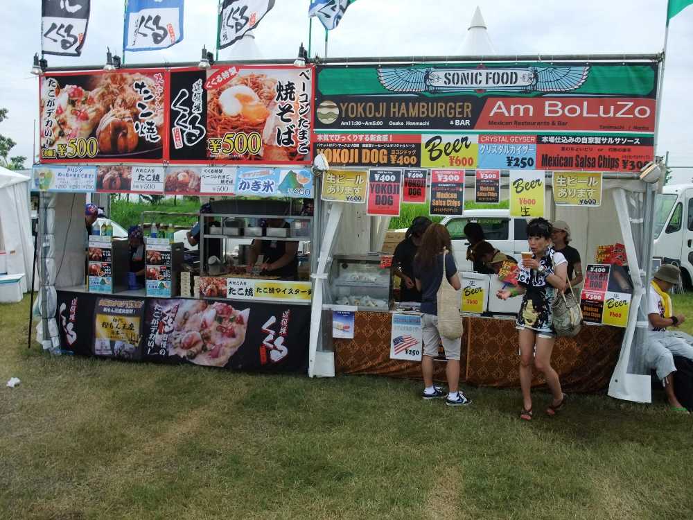 くくる。左側は2店で1つのテントを運営。