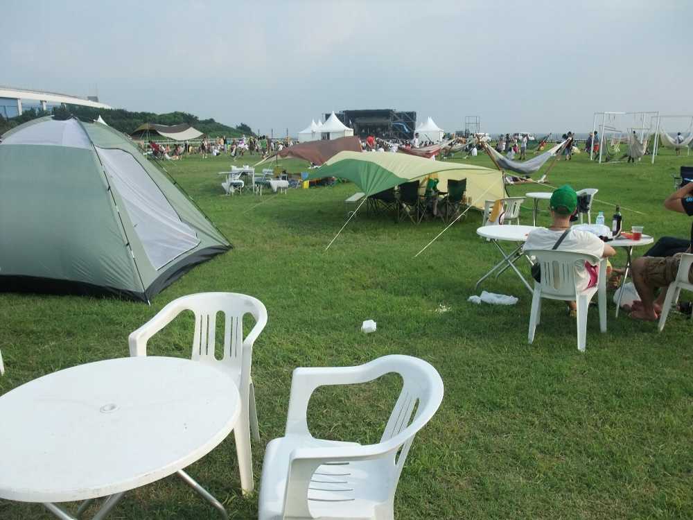 広大な芝生広場にあるシーサイドビレッジ。