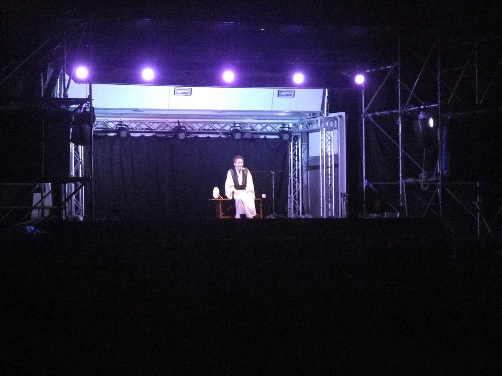 稲川淳二の怖い話のステージ。