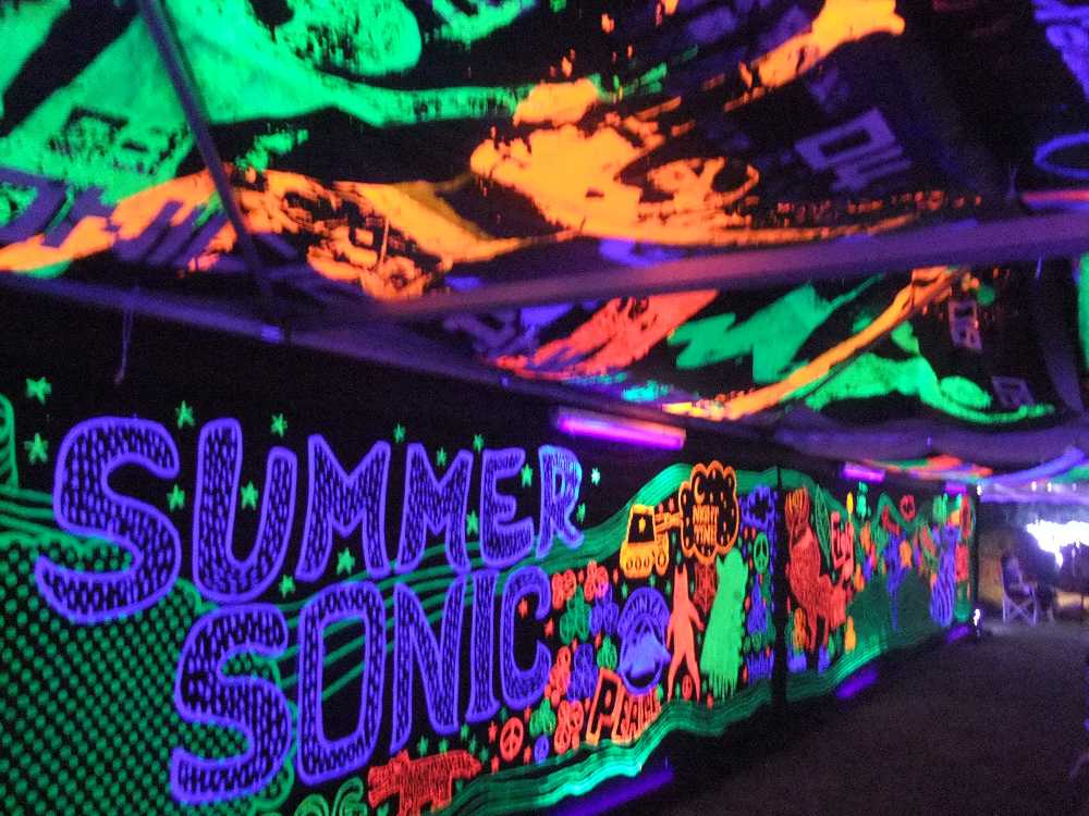 蛍光塗料で描かれたアート。