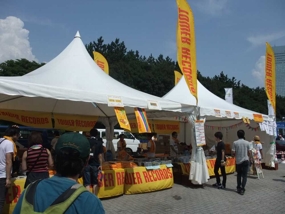 マリンステージ外のタワーレコードのテント。