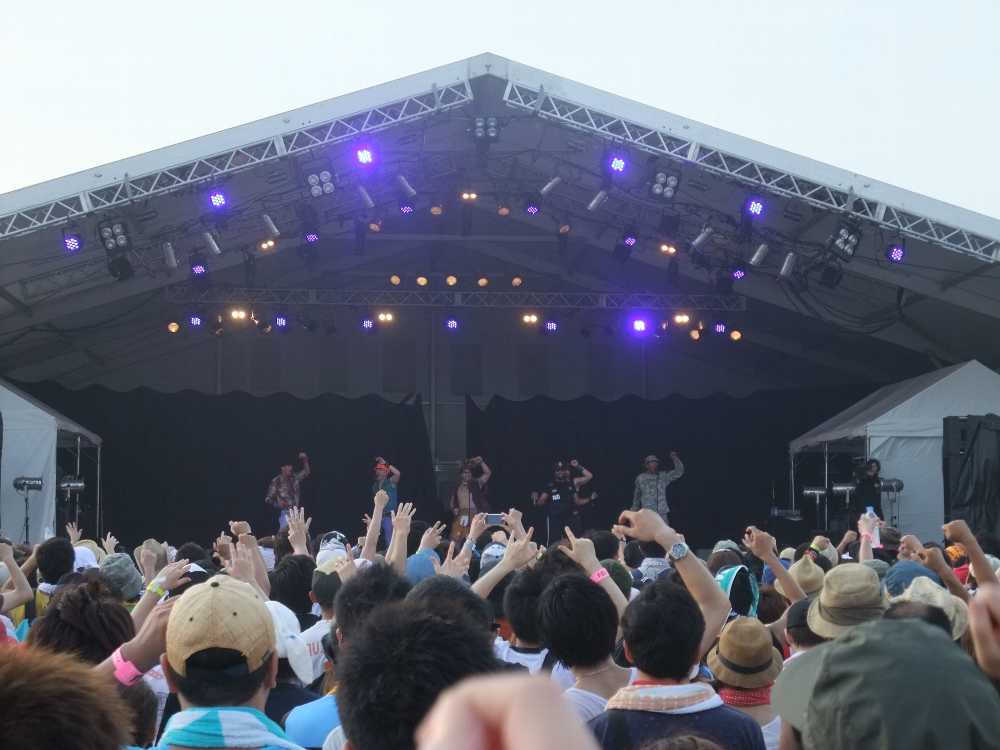 美浜海岸の砂浜にあるビーチステージ。