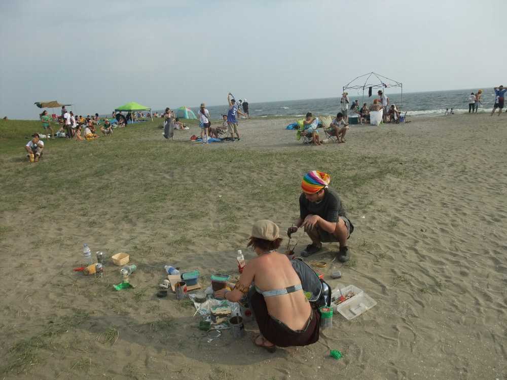 砂浜の風景。テントは持ち込んでいるのか。