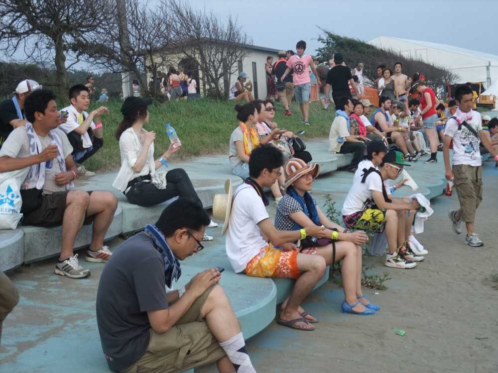 常設のベンチ。