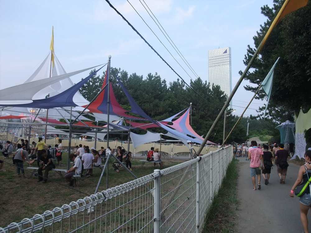 休憩所の横を通って出口へ。